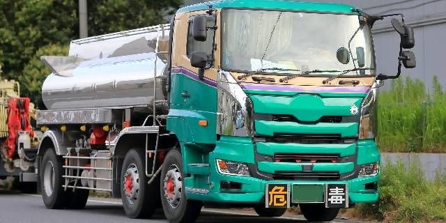 タンクローリーは「ガソリン満タン」より「ほぼ空」のほうが危険？　現役ドライバーが語る“大爆発”リスクと隣り合わせの苦労とは
