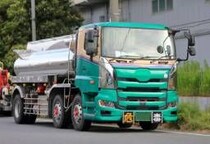 タンクローリーは「ガソリン満タン」より「ほぼ空」のほうが危険？　現役ドライバーが語る“大爆発”リスクと隣り合わせの苦労とは