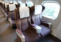 新幹線グリーン車で「テーブル足乗せ＆爆音動画」の迷惑客　「どんな教育されてきたん？」SNS投稿も…名誉毀損の恐れ　正しい対応は【弁護士解説】