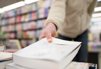 本屋が“1万店割れ”で4割が赤字…原因は「デジタル化」だけではない、元店長が明かす“業界の歪み”