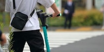 電動キックボードが“赤信号”で降車し「歩行者」のフリ…“停止線越えて再乗車”は「犯罪」にならない？【弁護士解説】