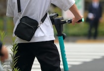 電動キックボードが“赤信号”で降車し「歩行者」のフリ…“停止線越えて再乗車”は「犯罪」にならない？【弁護士解説】