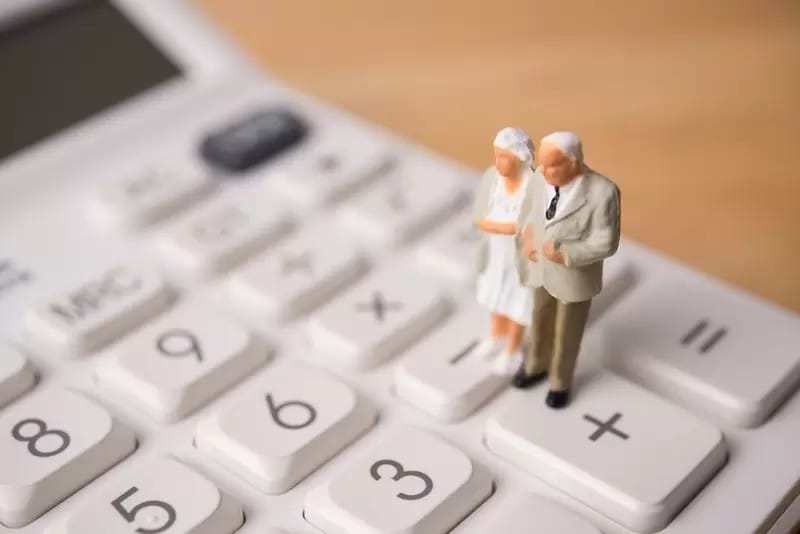 電卓と老夫婦のミニチュア