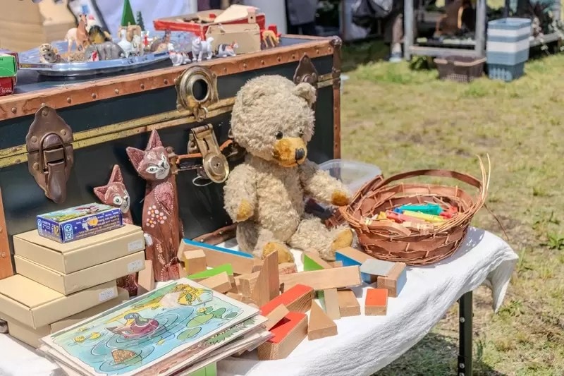 屋外で販売している子供用のおもちゃ