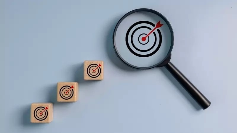 矢が刺さった的とルーペ