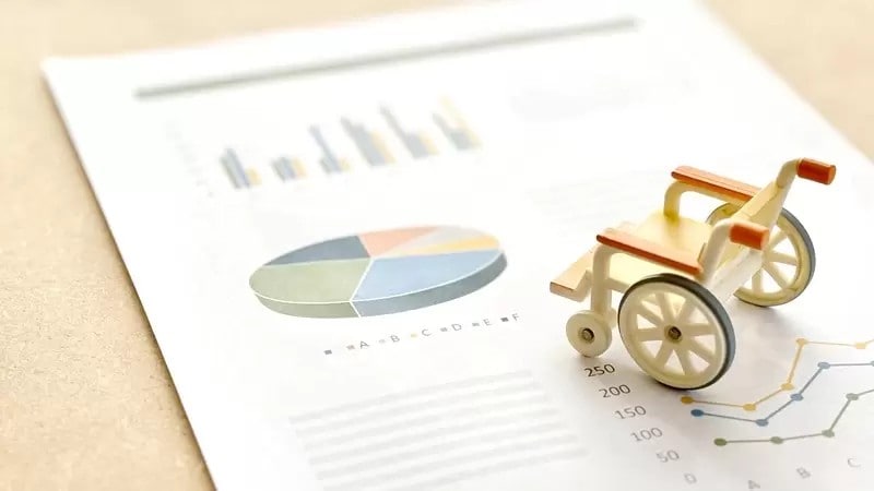 グラフの入った資料と車いすの小物