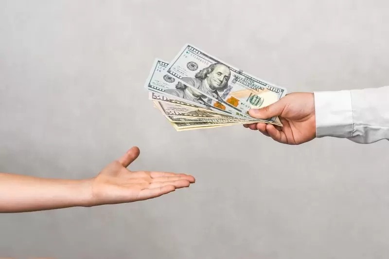 お金を渡す