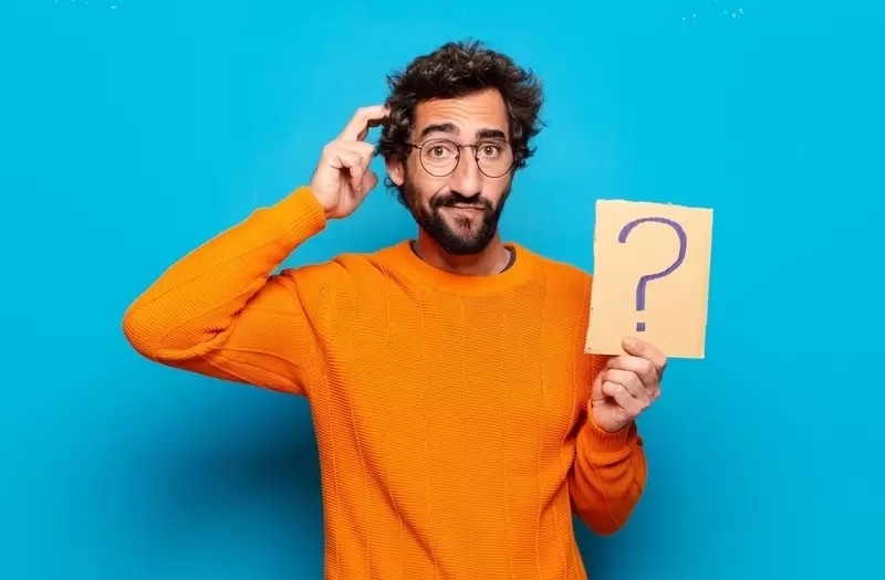 疑問を抱く男性