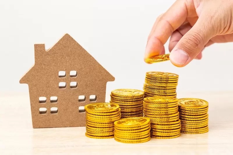 住宅模型と金貨 