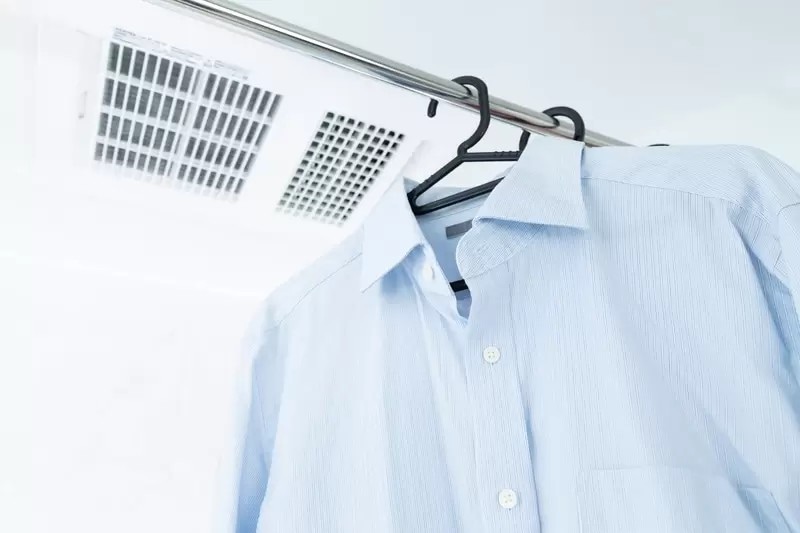 浴室乾燥機を使って洗濯物を乾かす