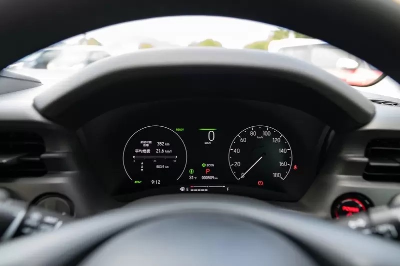 電気自動車の運転席メーター