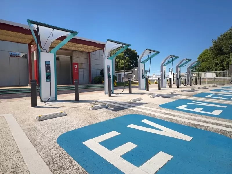EVの充電器が並ぶ駐車場