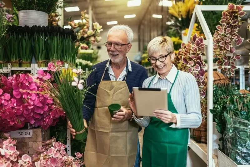 花屋で働く老夫婦