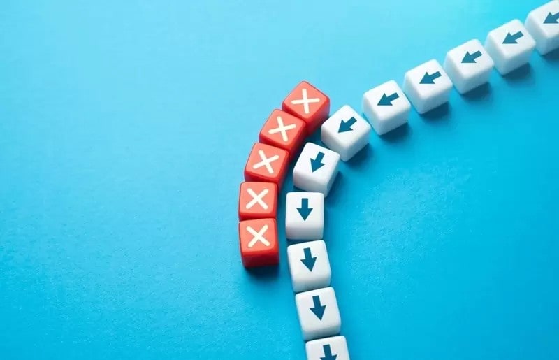 赤い線を描き下降する