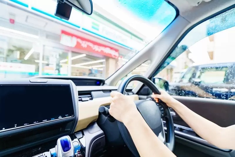 コンビニに向かう車