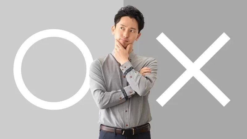 マルかバツか考える男性 