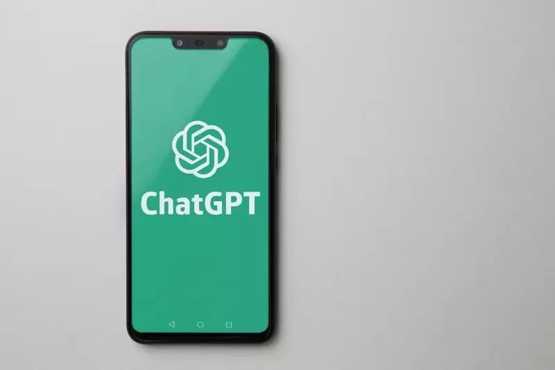 画面にChatGPTと表示されたスマホ
