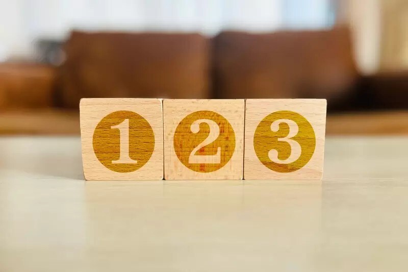 123の文字が書かれた木のブロック