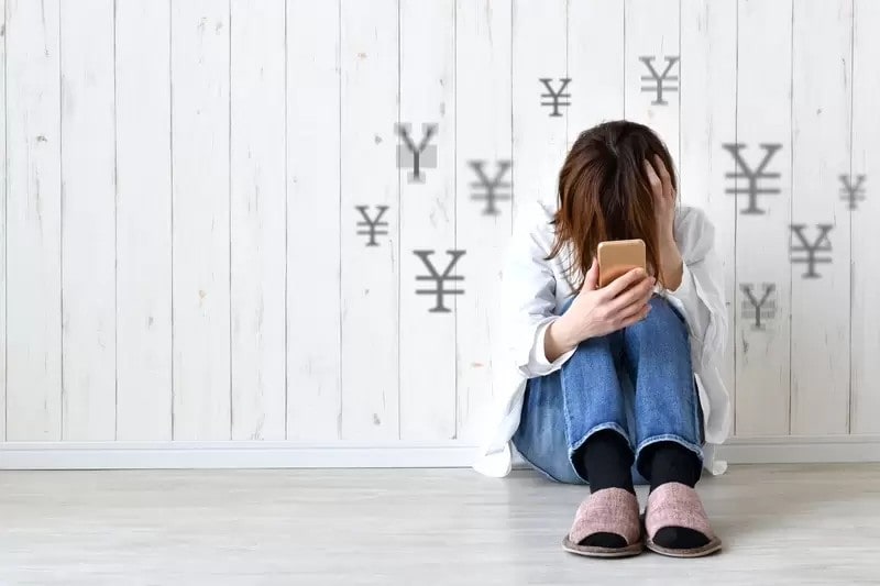 お金の悩みを持つ女性