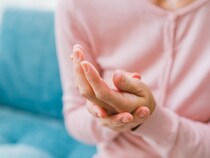 その手指の痛み、放置禁物！更年期に多い変形性関節症の見分け方