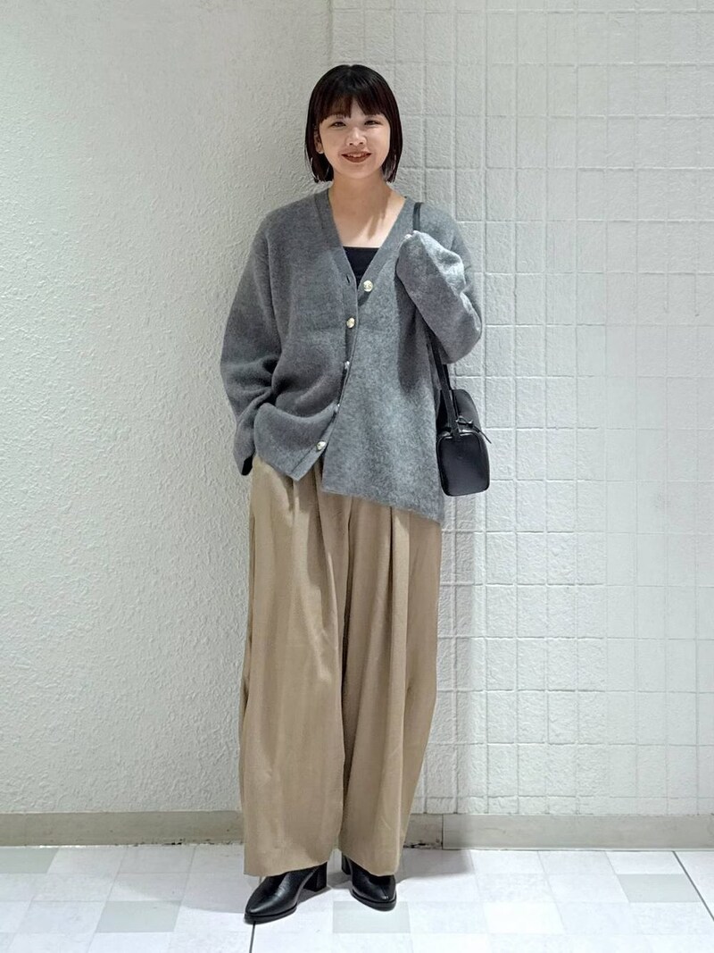 抜け感も出て着まわせる！ ゆるVネックカーデ