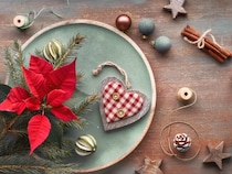 今さら聞けない！クリスマス飾りの意味とは？ツリーのオーナメント＆ポインセチア