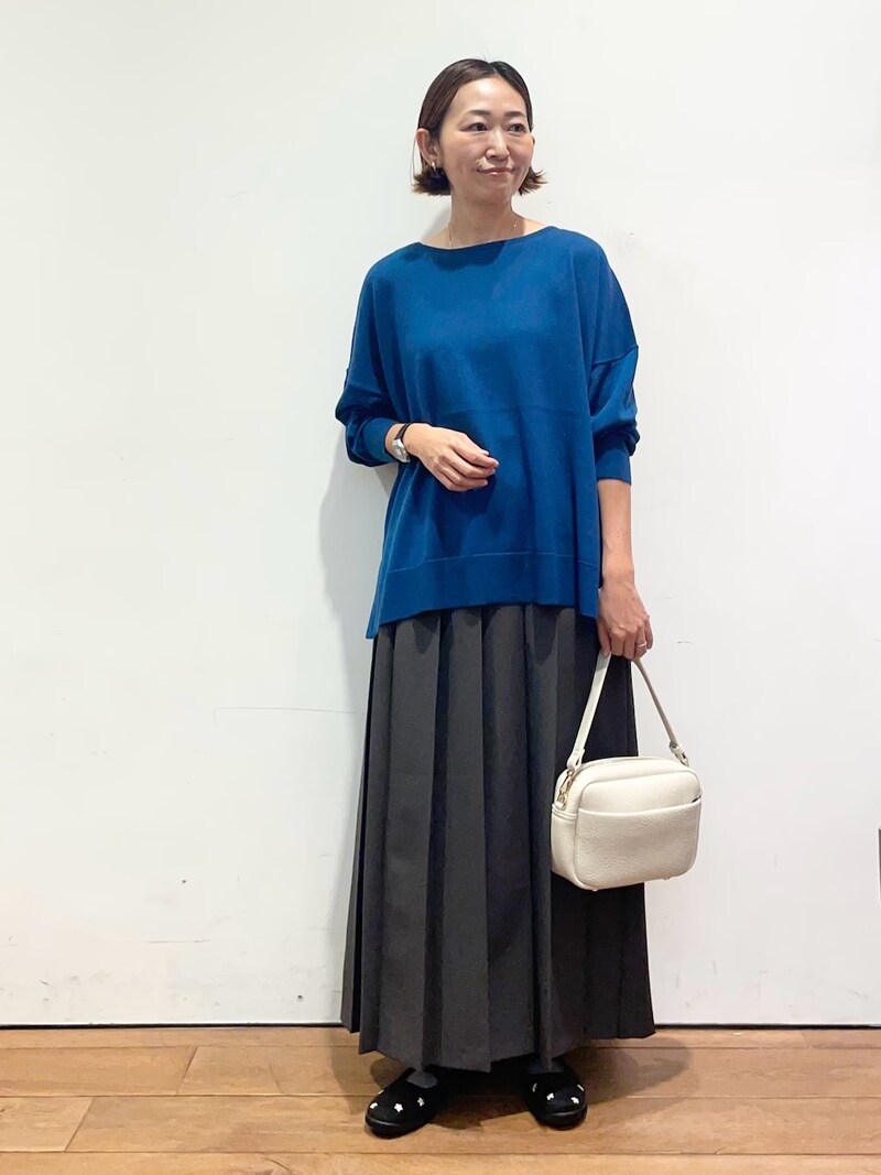 こっくりブルーのゆったりニットを主役に