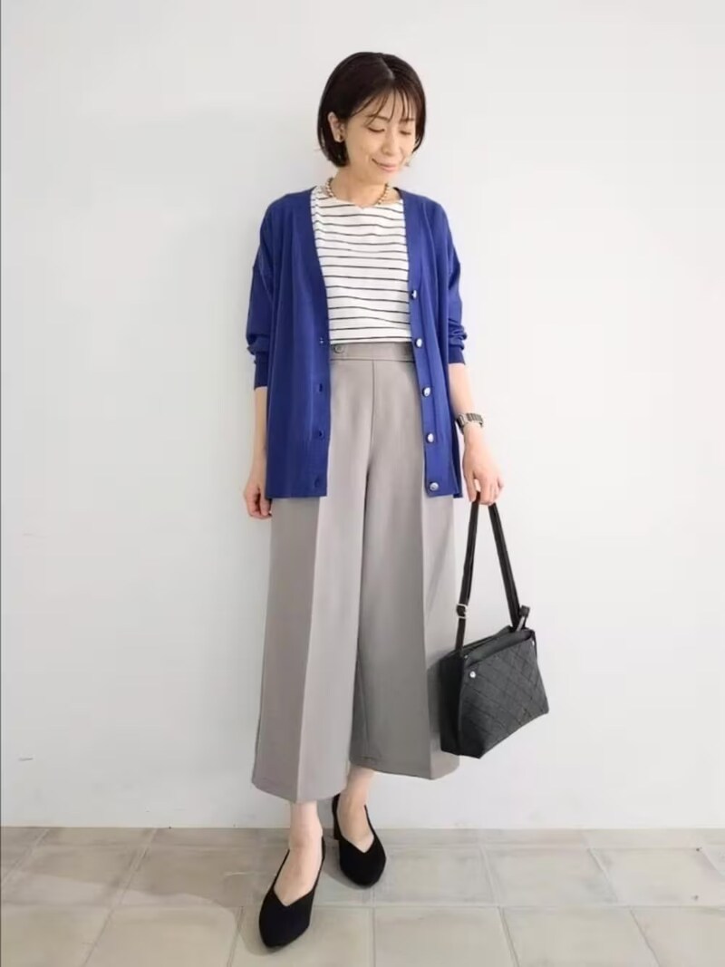 着まわしやすさならカーディガンをチョイス