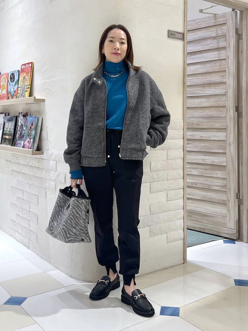 インナーとしてモノトーンコーデの差し色に