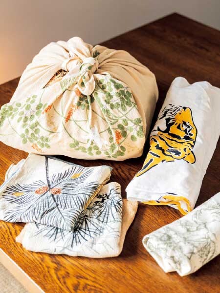 衣類一式は風呂敷で包めばかさばらず、中身の出し入れもラク