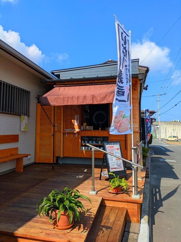 母の味を受け継ぎ、50代でBL漫画家兼おいなり屋さんに