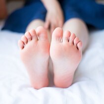 足の臭いを消す方法とは？症状・原因・治療法・よくある質問【医師監修】
