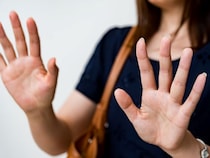 【大人の心理テスト】無意識の「指のクセ」でわかるあなたの本音