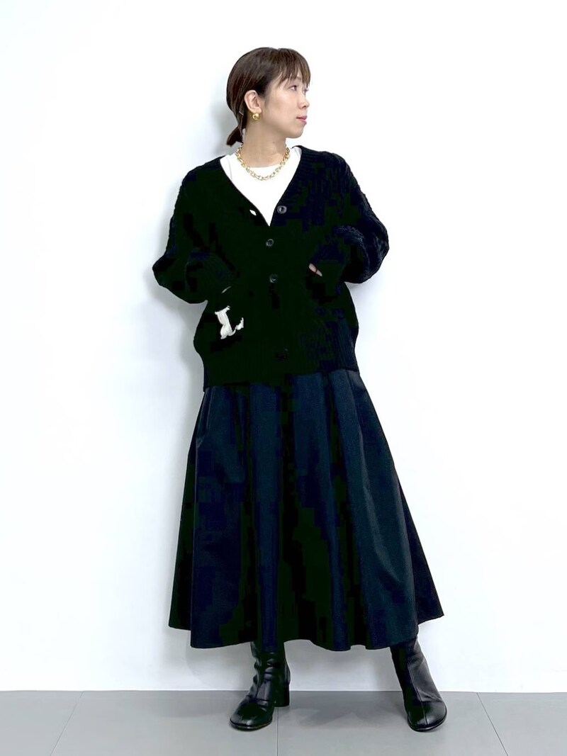 Aラインシルエットは顔まわりに抜け感を