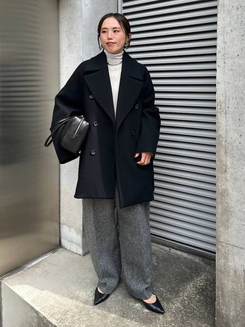 黒の大きめコートをスタイリッシュに