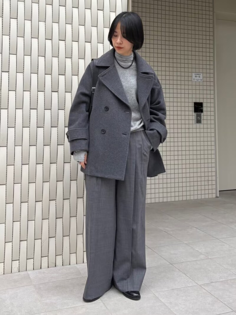 グレーのPコートできちんと感のある着こなしに