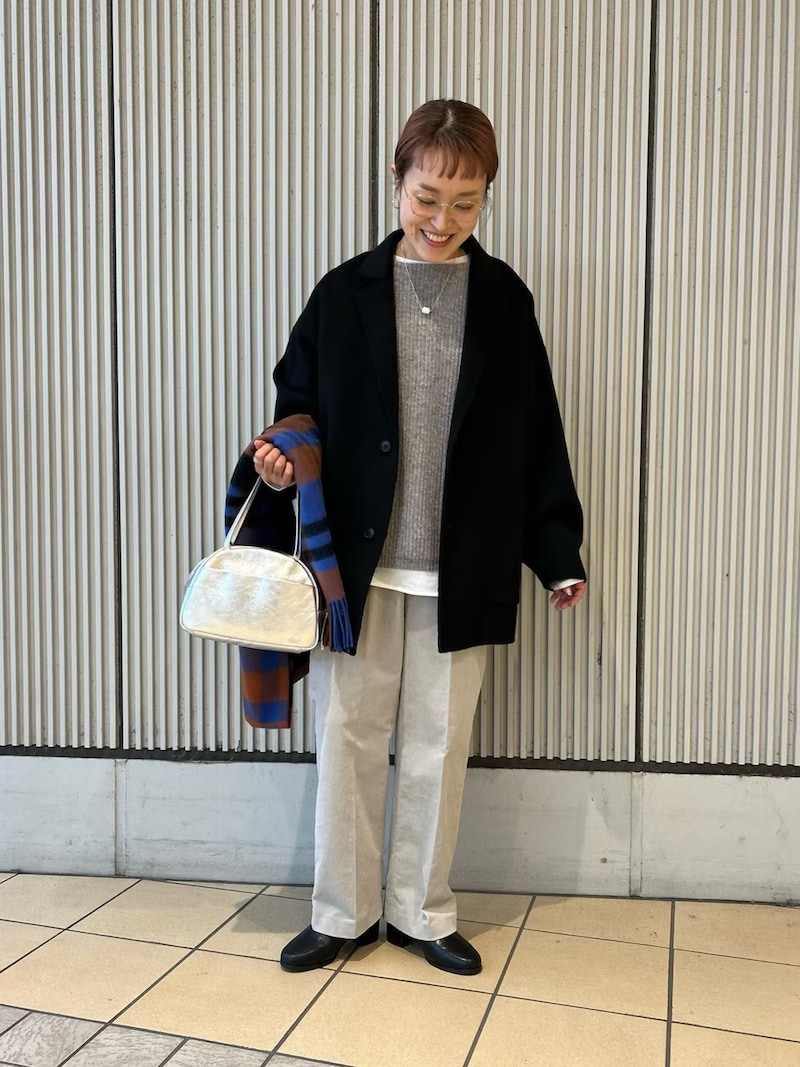 ブラックのテーラードショートコートは万能