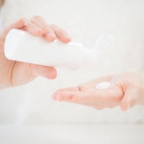 【更年期ガサガサ】乾燥肌の救世主・乳液の正しい塗り方と選び方！