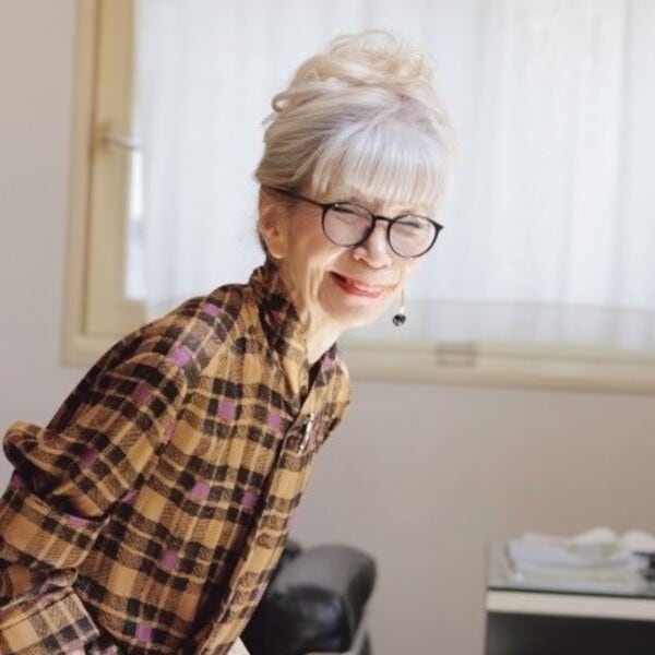白髪染めをやめたい人へ。80代・川邉サチコさんのグレイヘア物語