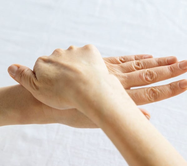 2.オイルを手になじませる