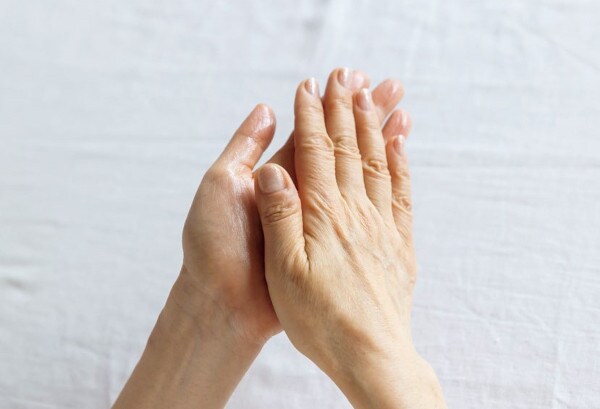 1.オイルを取り、手のひらで温める