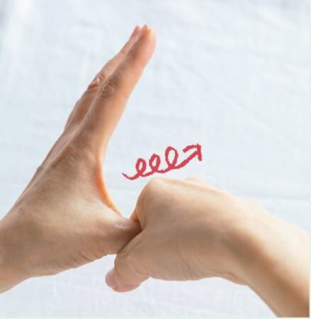 5.指を一本ずつマッサージする