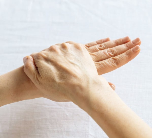 7.手の甲をさする