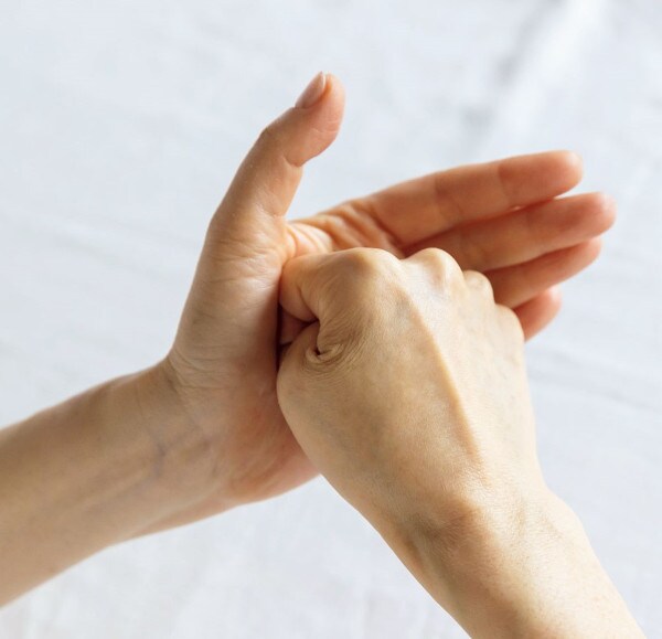 6.げんこつで手のひらを押す