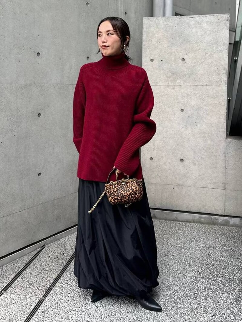 ホリデー気分を盛り上げる赤ニット