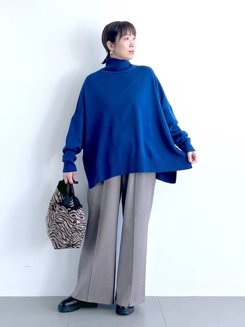 鮮やかなブルーは知的で上品な印象に