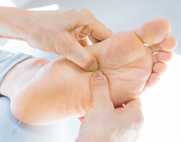土踏まずを両手の親指で押す