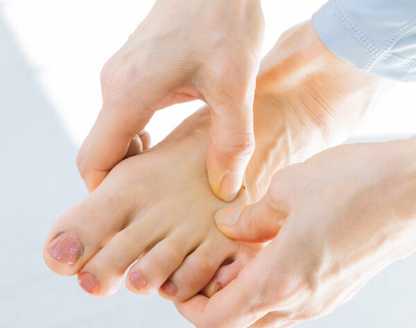 足の指の付け根から指を這わせるようにしてほぐす