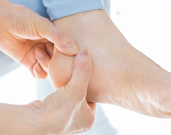 外側と内側のくるぶしの下を押す