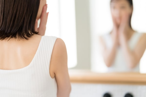 鏡を見てびっくり！「あれ？顔、伸びた？」